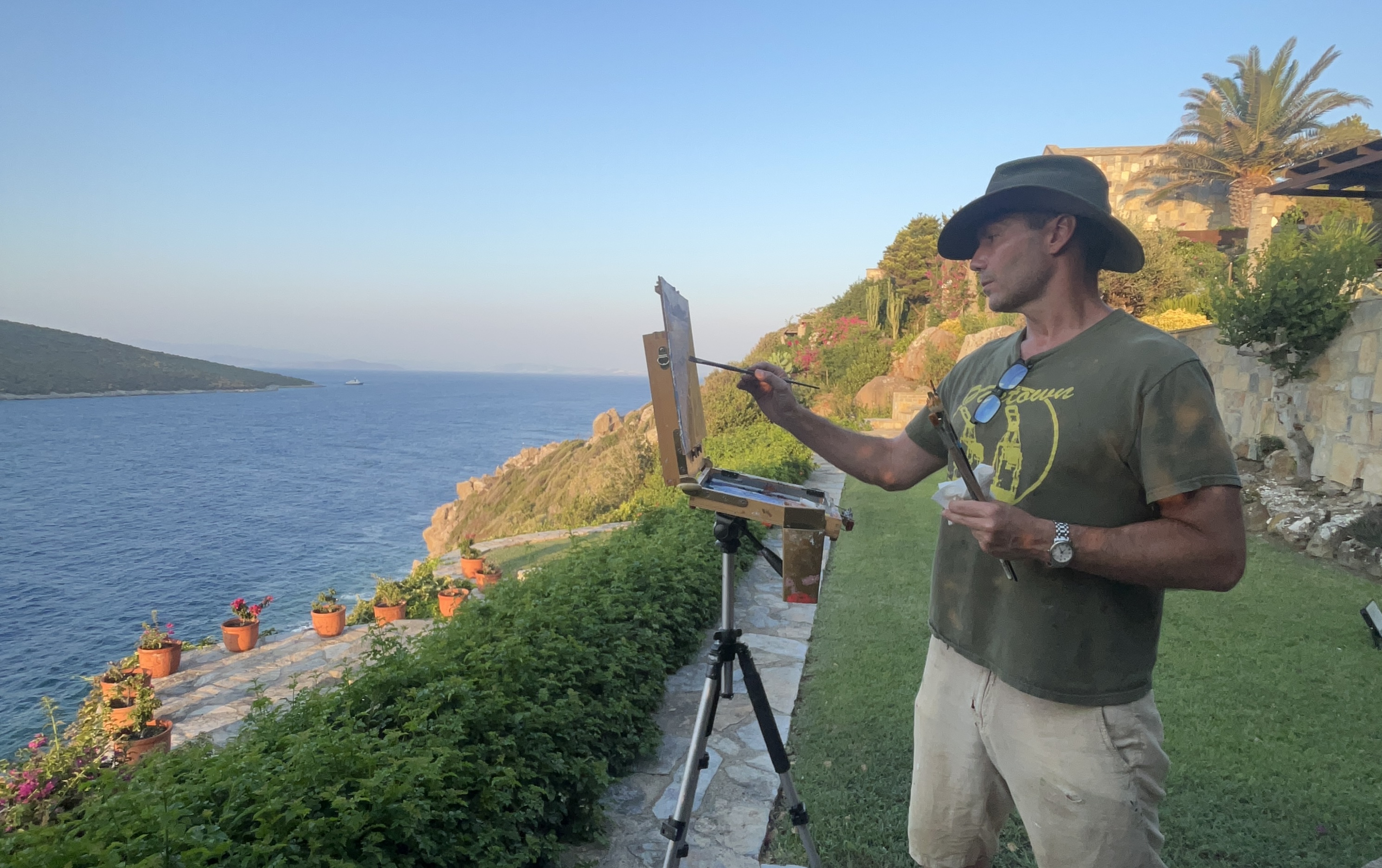 Artist Gavin Glakas painting a landscape in Turkey using an EASyL tripod